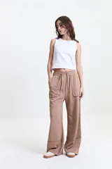 Pantalón de felpa celeste con cintura elastizada ajustable y bolsillos laterales.