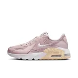 Championes Nike Air Max Excee de mujer, color rosa pálido con detalles en blanco y suela en tono crema. Presentan el logo de Nike en el lateral y la tecnología Air Max visible en la entresuela.