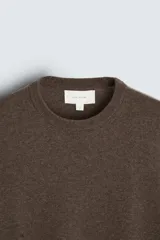 Jersey de hombre regular fit, color negro, tejido en hilatura de lana cashmere. Cuello redondo y manga larga con terminaciones en rib.