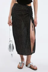 Pollera midi de viscosa con estampado de leopardo y tajo lateral.