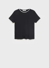 Camiseta de manga corta, cuello redondo y diseño recto, color azul marino, con ribetes blancos en cuello y mangas.