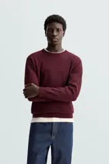 Jersey de hombre regular fit, color negro, tejido en hilatura de lana cashmere. Cuello redondo y manga larga con terminaciones en rib.