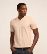 Remera polo de manga corta color beige, con cuello en V.
