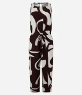 Mono largo de viscosa con estampado abstracto en blanco y negro, escote cuadrado, sisas de punto, lazo en la cintura y abertura en la espalda.