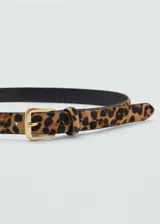Cinturón marrón con estampado de leopardo y hebilla dorada.