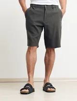 Bermuda de gabardina color verde.