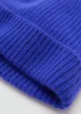 Gorro de lana color borgoña, tejido en punto canalé.