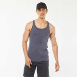Musculosa gris de canalé con cuello redondo y sisas amplias.