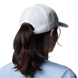 Gorra de béisbol negra marca Columbia, con logo bordado en blanco al frente y cierre ajustable en la parte posterior.