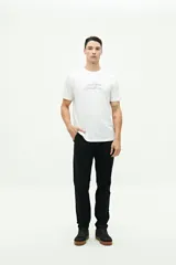 Remera blanca de manga corta con estampado frontal de texto "New York Tennis Club" en color gris.