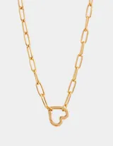 Collar dorado con cadena de eslabones rectangulares y dije de corazón con cierre mosquetón.