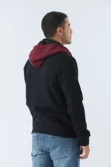 Campera con capucha color beige y blanco, con cierre frontal, mangas largas, bolsillo canguro y logo estampado.