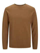 Sweater de punto color marrón, de manga larga y cuello redondo.