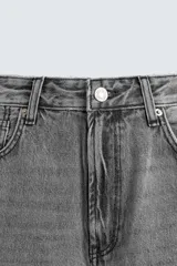 Pantalón de jean celeste de corte flare, con tiro medio, cinco bolsillos, cierre frontal con cremallera y botón, y bajo con acabado irregular.