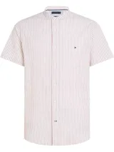 Camisa Tommy Hilfiger de corte regular, confeccionada en tejido mil rayas ligeramente elástico. Diseño a rayas verticales color blanco y rojo, cuello mao y logo de Tommy Hilfiger bordado en el pecho.