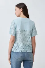 Remera blanca de algodón con mangas cortas con detalle de broderie calado.