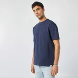 Remera azul marino de corte recto y mangas cortas.