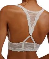 Bralette blanco de encaje con espalda cruzada.