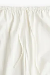 Pantalón largo color blanco, de punto de algodón, con cintura elástica y cordón ajustable.