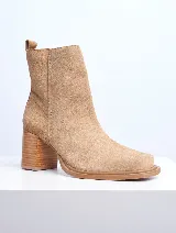 Bota corta color beige de gamuza, con puntera cuadrada y taco de madera.
