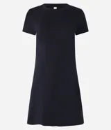 Vestido corto negro confeccionado en rib de algodón, con cuello redondo y mangas cortas.