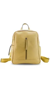 Mochila color amarillo con textura matelaseada, bolsillo frontal con cierre vertical, asa de mano y correas regulables.