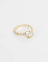 Anillo dorado con dos strass grandes y pequeños strass en el lateral.