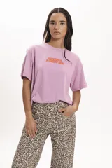 Tshirt de algodón color lila con estampado gráfico frontal.