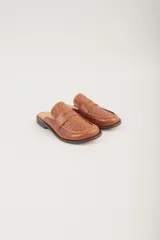 Mocasín mule de cuero negro con capellada tejida.