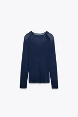 Top azul marino de punto fino semitransparente, con cuello redondo y mangas largas.