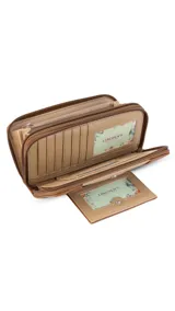 Billetera larga color plateado metalizado, con cierre perimetral y placa con el logo "Lincoln's" al frente. Presenta múltiples compartimentos y tarjeteros.