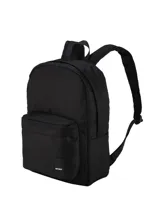 Mochila negra de poliéster con un bolsillo frontal y logo de la marca en la parte inferior.