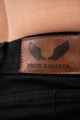 Short de jean negro con bolsillos cargo laterales y corte ajustado.