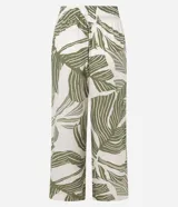 Pantalón tipo pantacourt confeccionado en viscosa con estampado de follaje verde sobre fondo blanco, con cintura elástica y diseño de pierna ancha y corta.
