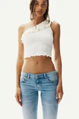 Pantalón de jean de tiro bajo, corte ajustado en cintura y muslos, y acampanado desde la rodilla hasta el ruedo. Confeccionado en denim ligeramente elástico. Cuenta con cierre y botón, bolsillos delanteros decorativos, bolsillo monedero y bolsillos traseros. Largo estándar.