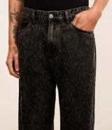 Pantalón masculino de jeans azul oscuro con efecto lavado, corte super baggy, cintura con trabillas, cierre tradicional, bolsillos y detalles de desgaste.