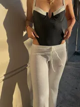 Pantalón de crochet en color blanco, de corte suelto y estilo bohemio.