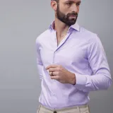 Camisa amarilla de corte clásico, con cuello y mangas largas, ideal para combinar en ocasiones formales.