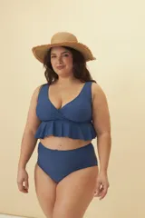 Top de bikini negro con escote en V cruzado y volados en el ruedo.