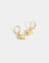 Aros dorados tipo argolla con dije de corazón colgante.