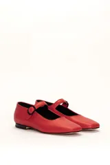 Zapato estilo Mary Jane color marrón, de cuero, con punta redondeada y tira sobre el empeine con hebilla.
