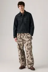 Pantalón cargo de corte amplio con estampado de camuflaje en tonos beige, marrón y verde. Cuenta con cintura elástica ajustable con cordón, bolsillos laterales con solapa y bolsillos traseros.