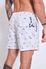 Short de baño celeste con estampado de motivos playeros en azul marino.