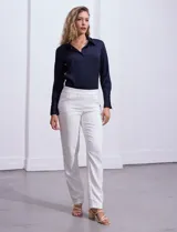 Pantalón blanco de gabardina elastizada, marca Zac & Rachel, con bolsillos delanteros y traseros.