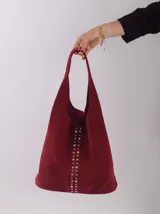 Bolso de hombro dorado de cuero con textura arrugada.