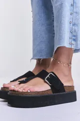 Sandalia flatform negra con tira de dedo y hebilla lateral. Plataforma con base de corcho.