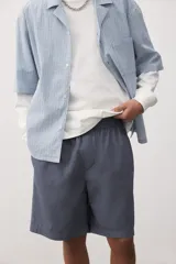 Short gris de lona de algodón, con cintura elástica ajustable con cordón, bolsillos laterales y bolsillo trasero.
