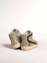 Zapatilla de caña alta con glitter plateado, detalles en cuero color visón y estrella de animal print.