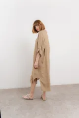 Vestido camisero midi color verde militar, de lino 100%, con silueta oversize, cuello camisero, mangas 3/4 con botón para ajustar y aberturas laterales.