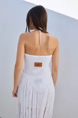 Top tejido de algodón color negro, con espalda descubierta y terminación en flecos.